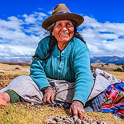 Peruanische Frau in den Anden, der Herkunft der Erdnusspflanze